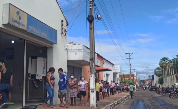 Populares formam fila para sacar auxilio emergencial em Piripiri